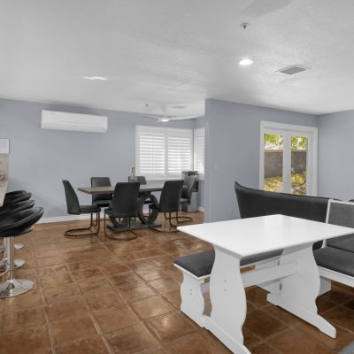 3T7A1217_tv_no_weeds_in_window